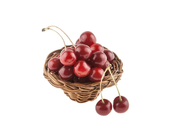 Cerises dans un panier en osier isolé sur fond blanc — Photo