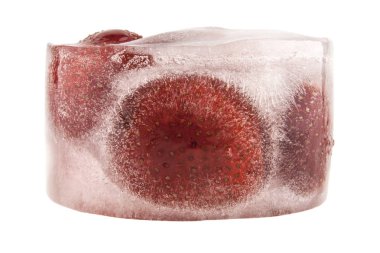 çilek beyaz zemin üzerine izole buz küp