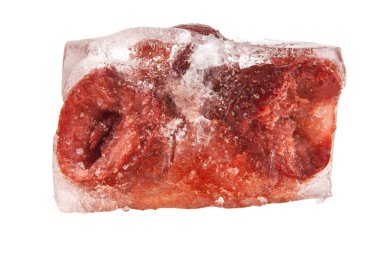 çilek beyaz zemin üzerine izole buz küp