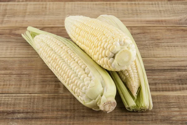 Cob of corn on a wooden background — Stock Photo, Image