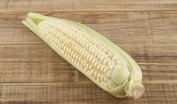 Cob of corn on a wooden background — Stock Photo, Image