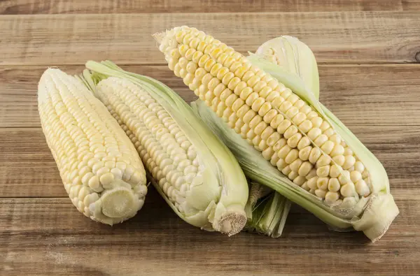 Cob of corn on a wooden background — Stock Photo, Image