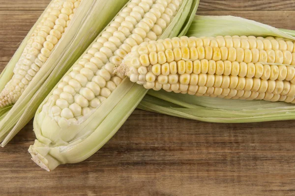 Cob of corn on a wooden background — Stock Photo, Image