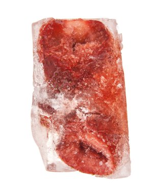 çilek beyaz zemin üzerine izole buz küp