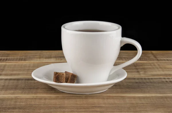Une tasse de café sur une table en bois — Photo