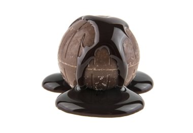 Beyaz arkaplanda izole edilmiş çikolata şekeri