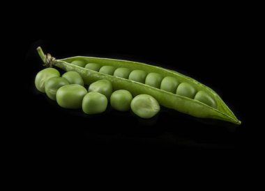 Siyah bir arka plan üzerinde izole bezelye