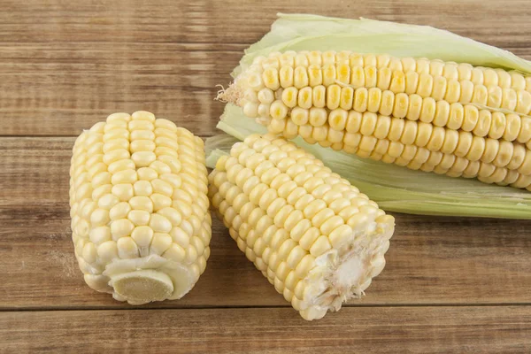 Corn cobs on a wooden table — Stock Photo, Image