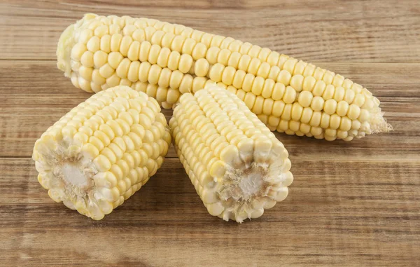 Corn cobs on a wooden table — Stock Photo, Image