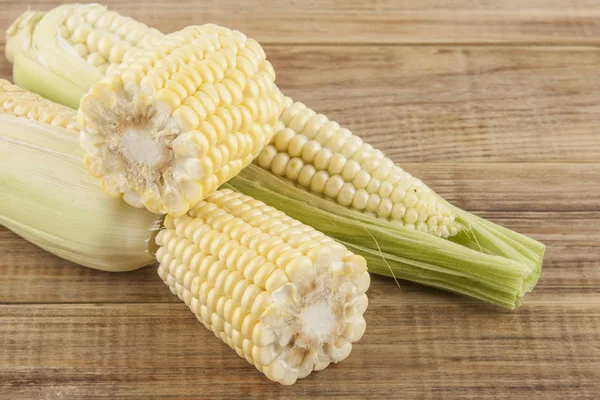 Corn cobs on a wooden table — Stock Photo, Image