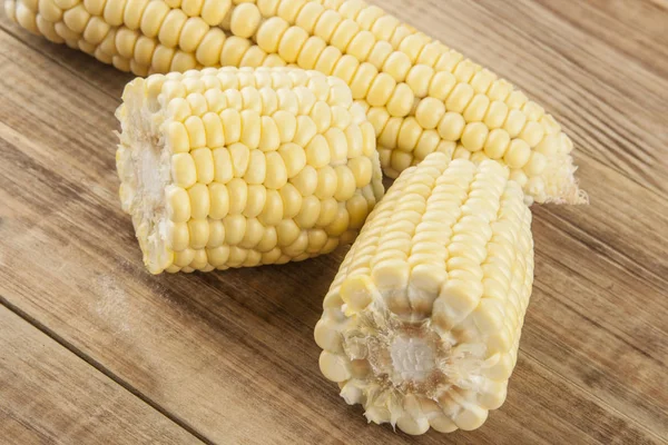 Corn cobs on a wooden table — Stock Photo, Image