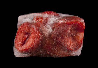 buz küpleri siyah bir zemin üzerine çilek