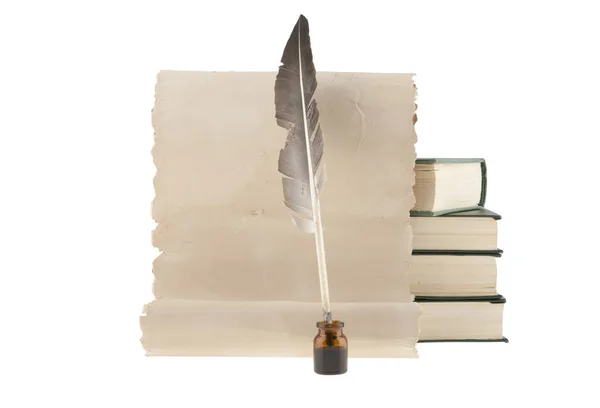 kalem, mürekkep ve beyaz arka plan üzerinde izole kitap ile eski kağıt