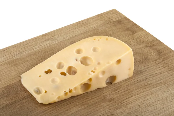 Pedazo de queso sobre una mesa de madera aislada sobre un fondo blanco —  Fotos de Stock