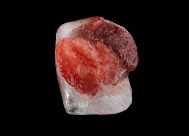 buz küpleri siyah bir zemin üzerine çilek