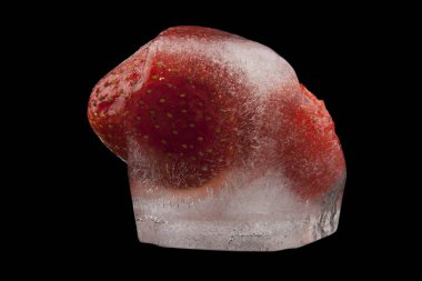 buz küpleri siyah bir zemin üzerine çilek