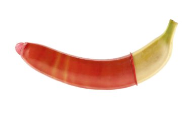 Beyaz arka plan üzerinde izole kırmızı prezervatif muz