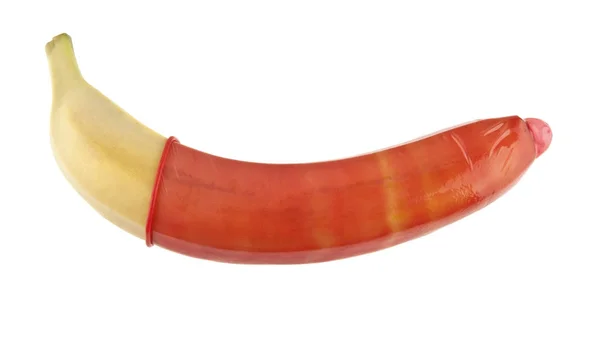 Μπανάνα σε κόκκινο προφυλακτικό που απομονώνονται σε λευκό φόντο — Φωτογραφία Αρχείου