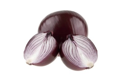 Beyaz arkaplanda soğan izole edildi