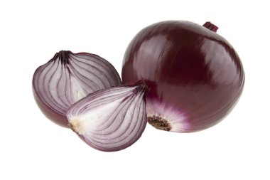 Beyaz arkaplanda soğan izole edildi