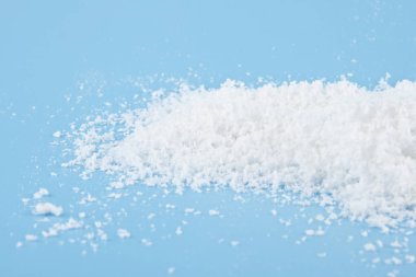 mavi bir arka plan üzerinde kar