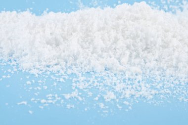 mavi bir arka plan üzerinde kar