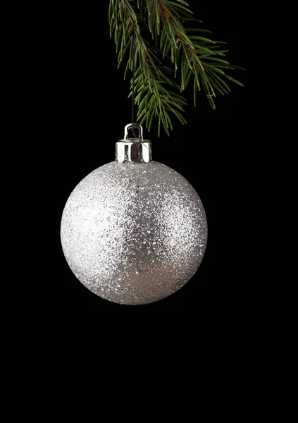 Vánoční míč izolované na černém pozadí — Stock fotografie