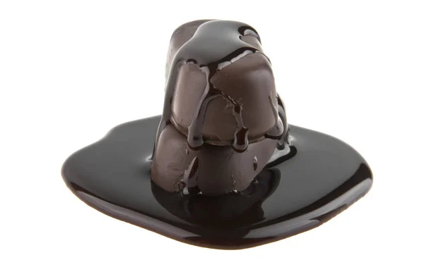 Beyaz arkaplanda izole edilmiş çikolata şekeri