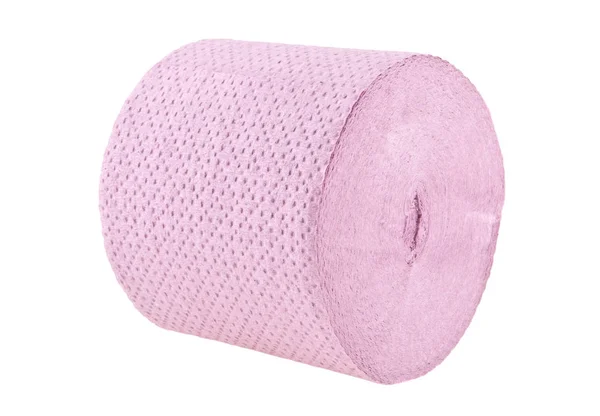 Rollo de papel higiénico rosa aislado sobre fondo blanco — Foto de Stock