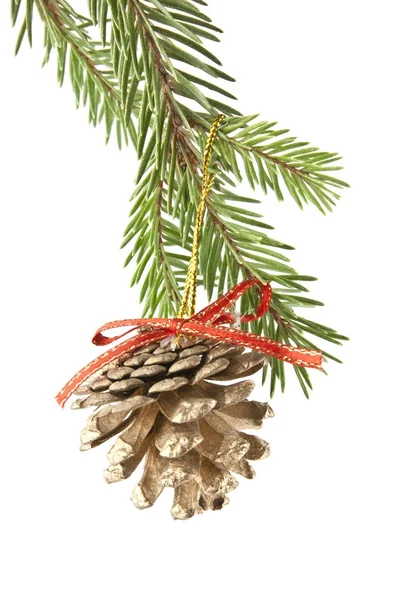 Zlatá šiška a větve vánočního stromku izolované na bílém — Stock fotografie