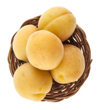 Beyaz arka plan üzerinde izole hasır sepet içinde kayısı