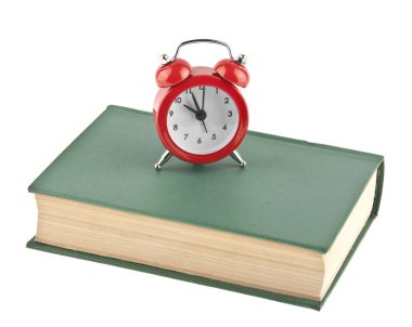 Yeşil Kitap beyaz arka plan üzerinde izole kırmızı çalar saat