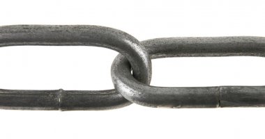 Metal zincir beyaz arkaplanda izole edildi