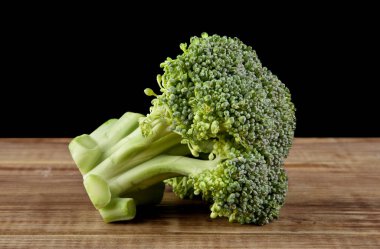 brokoli siyah bir arka plan üzerinde izole bir ahşap tablo