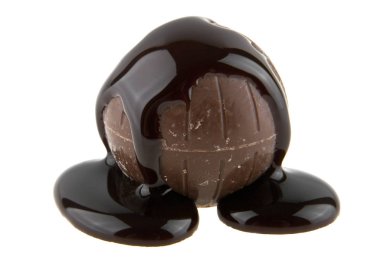 Beyaz arka plan üzerinde izole sıvı çikolata çikolata şeker