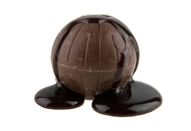 Beyaz arka plan üzerinde izole sıvı çikolata çikolata şeker