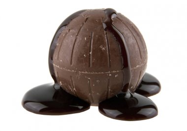 Beyaz arka plan üzerinde izole sıvı çikolata çikolata şeker