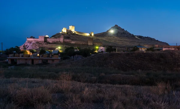 Dağın tepesinde Ceneviz kale