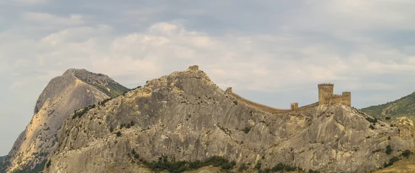산 위에 제노바 요새 — 스톡 사진