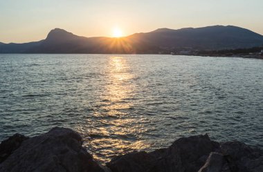 Kırım Dağların üzerinden günbatımı