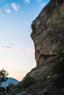Akşamları dağların