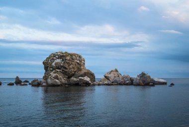 Akşam deniz bulutlu gökyüzü ile