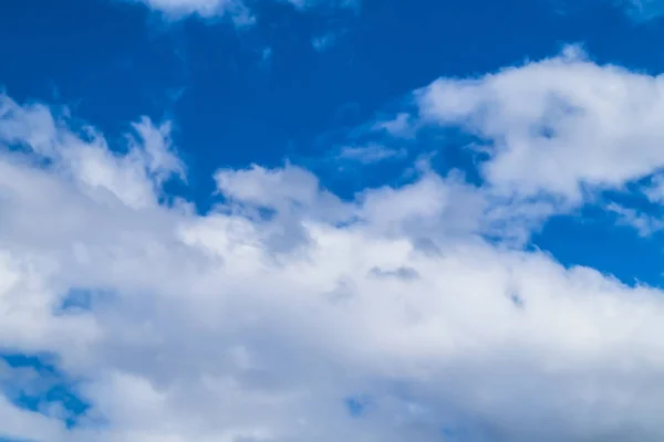 Bulutlu mavi gökyüzü