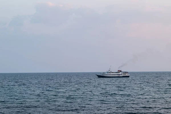 Akşam sakin denizde gemi