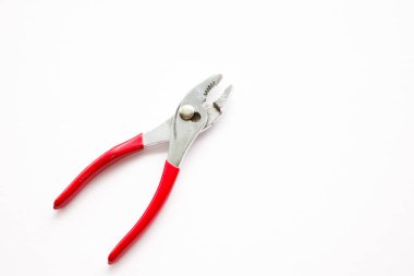 Beyaz arkaplanda saplı kırmızı kerpeten