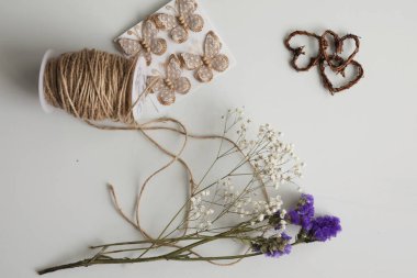 Sanat ve zanaat ürünleri: el işi halat, çiçekler, defter ve kelebekler