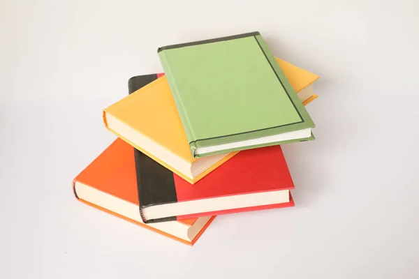 Beyaz Arka Planda Izole Edilmiş Renkli Bir Kitap Yığını — Stok fotoğraf