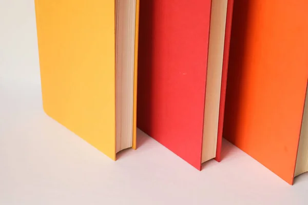 Livros Coloridos Sobre Fundo Branco — Fotografia de Stock