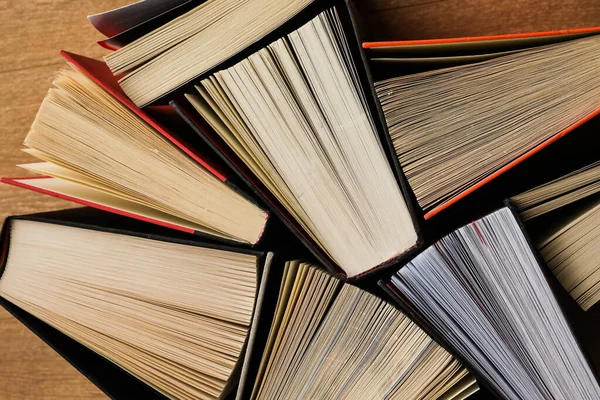Πολύχρωμα Παχιά Ανοιχτά Βιβλία Στέκονται Ξύλινο Φόντο — Φωτογραφία Αρχείου