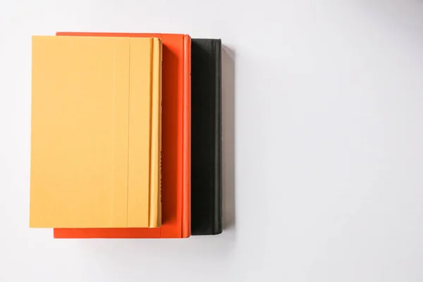 Uma Pilha Livros Coloridos Isolados Fundo Branco — Fotografia de Stock
